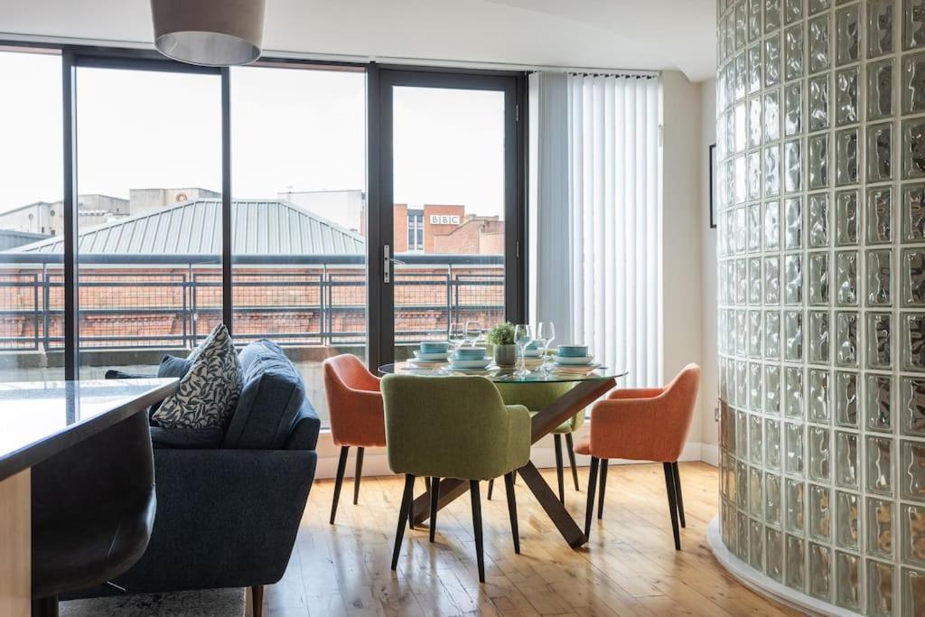 Modern Penthouse 2 Bed, 2 Bath Sleeps 6 Centre