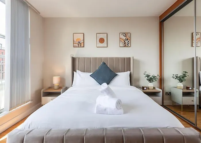 Modern Penthouse Apartment 2 Bed, 2 Bath Sleeps 6 City Centre