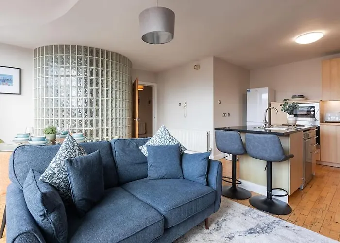 Modern Penthouse Apartment 2 Bed, 2 Bath Sleeps 6 City Centre