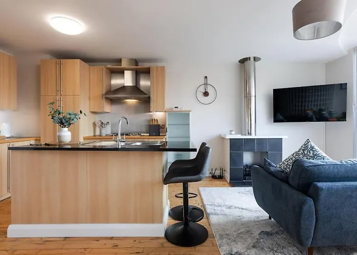 Modern Penthouse Apartment 2 Bed, 2 Bath Sleeps 6 City Centre