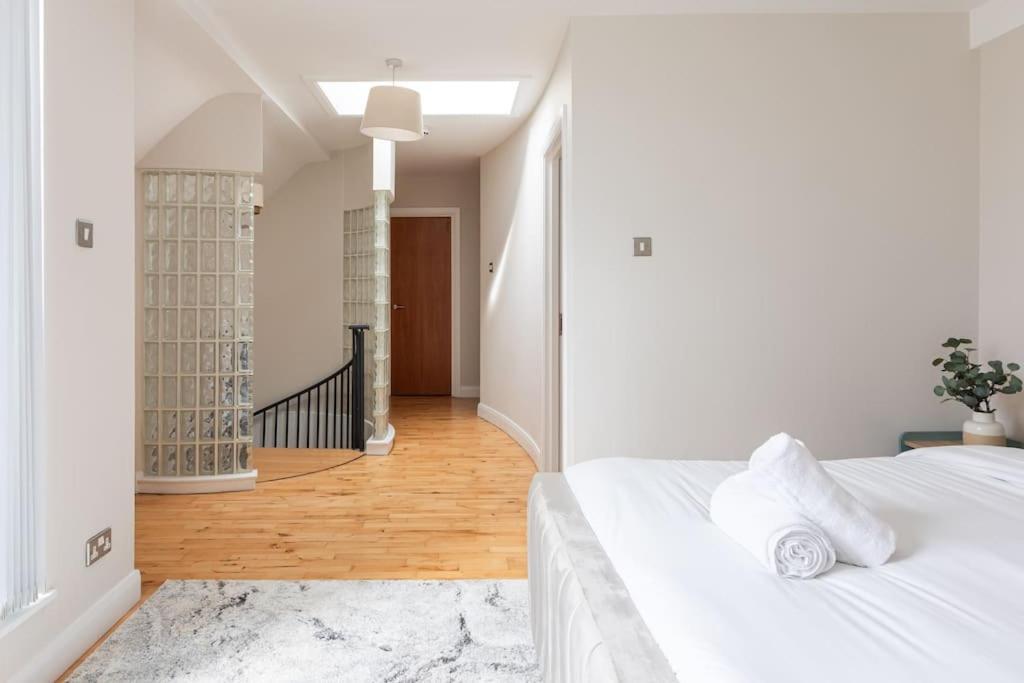Modern Penthouse 2 Bed, 2 Bath Sleeps 6 Centre Apartment