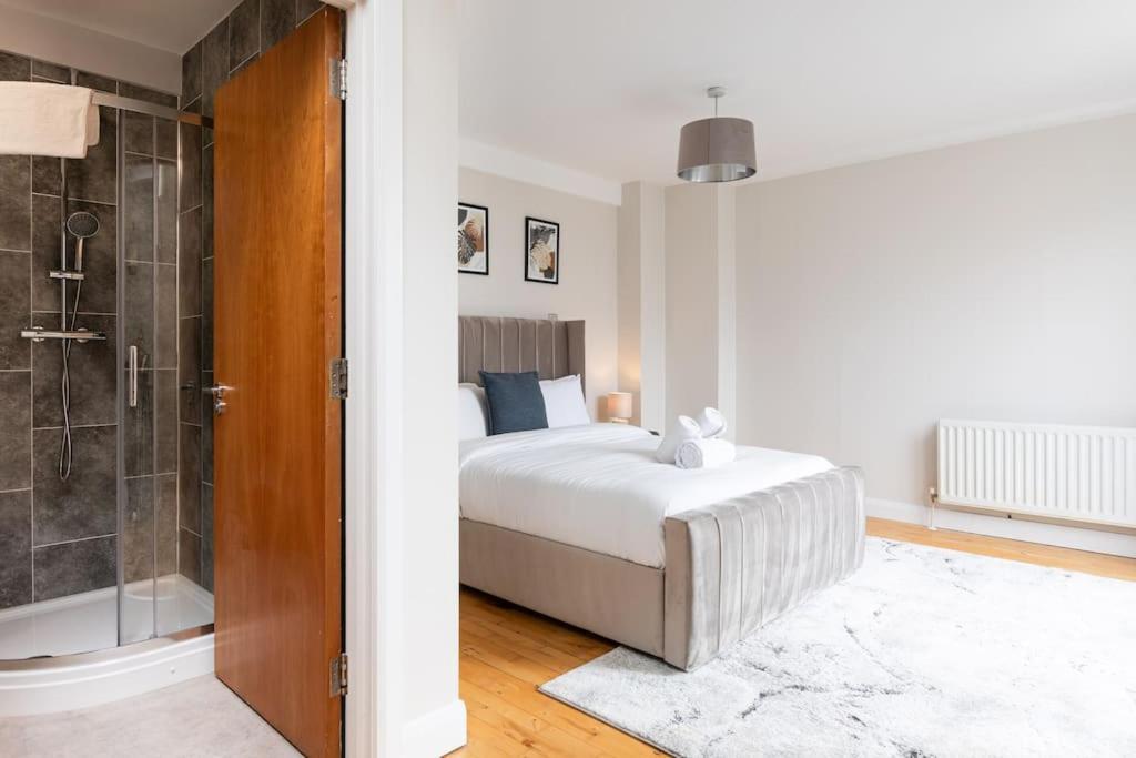 Modern Penthouse 2 Bed, 2 Bath Sleeps 6 Centre *