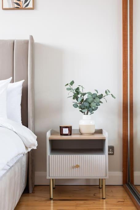 Modern Penthouse 2 Bed, 2 Bath Sleeps 6 Centre