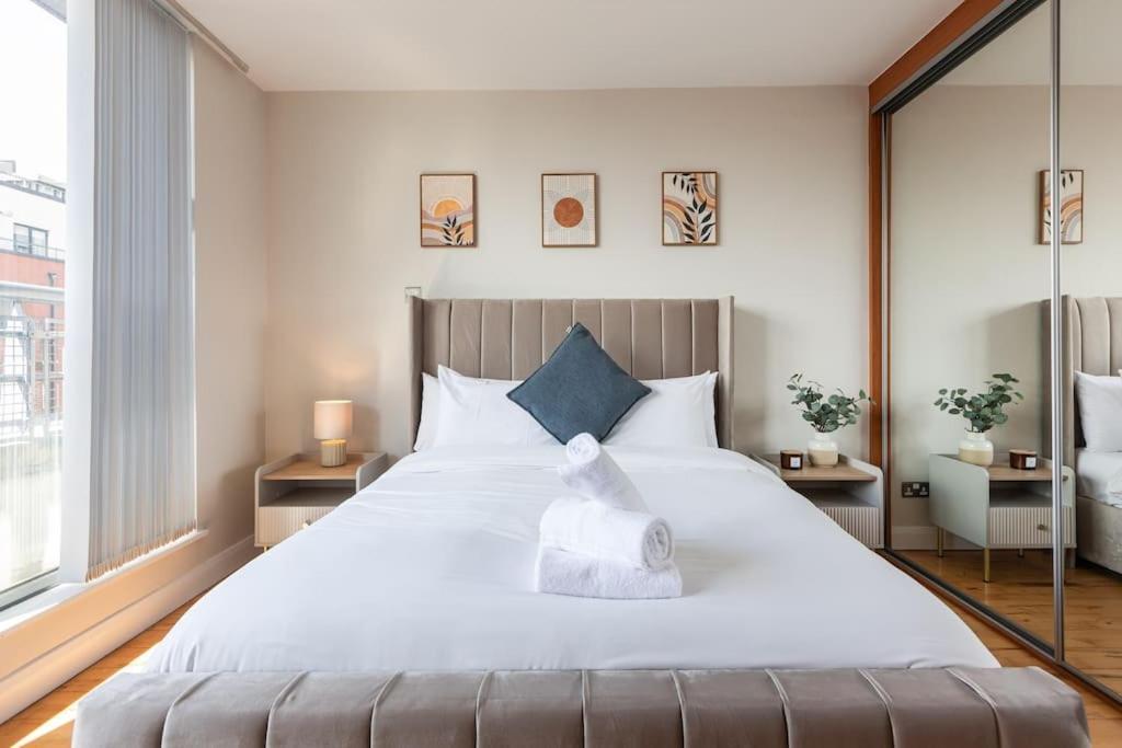 Apartment Modern Penthouse 2 Bed, 2 Bath Sleeps 6 Centre