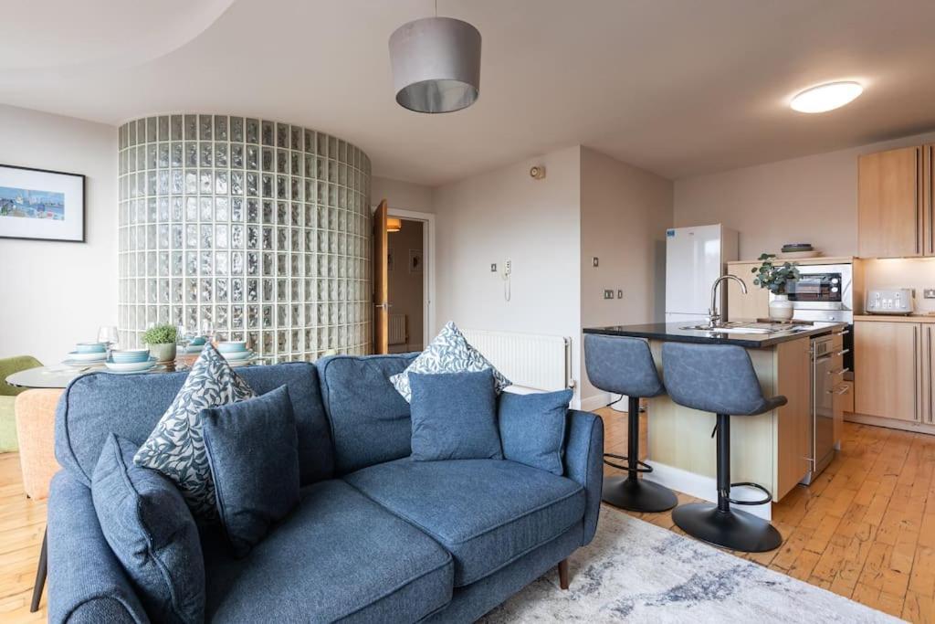 Modern Penthouse 2 Bed, 2 Bath Sleeps 6 Centre
