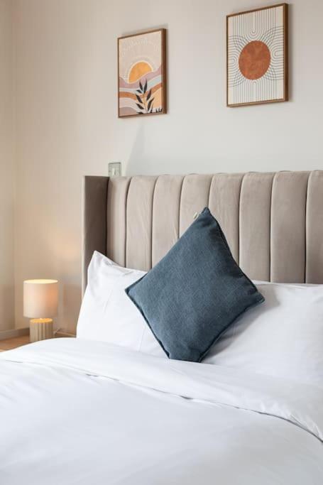 Modern Penthouse 2 Bed, 2 Bath Sleeps 6 Centre Apartment Belfast