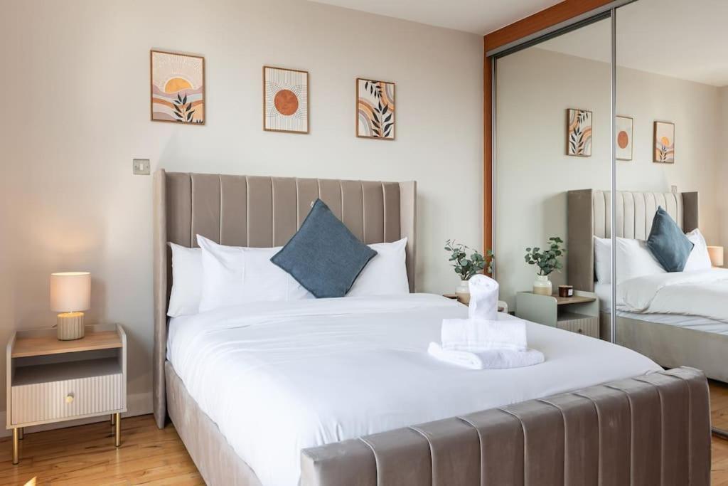 Apartment Modern Penthouse 2 Bed, 2 Bath Sleeps 6 Centre