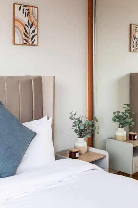 Modern Penthouse 2 Bed, 2 Bath Sleeps 6 Centre Apartment Belfast