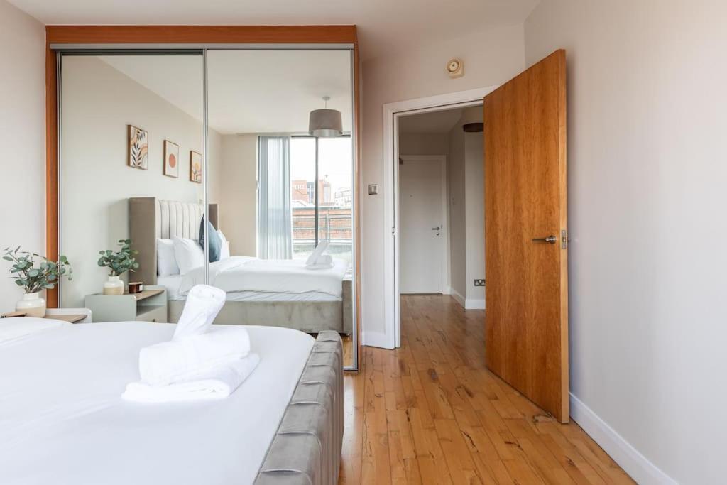Modern Penthouse 2 Bed, 2 Bath Sleeps 6 Centre *