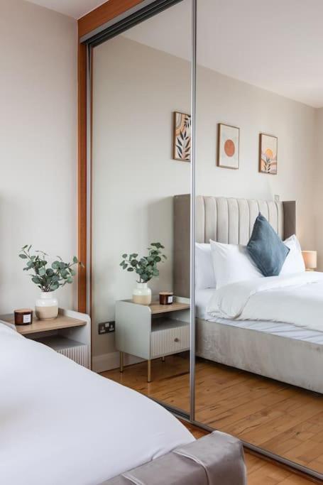 Modern Penthouse 2 Bed, 2 Bath Sleeps 6 Centre Apartment