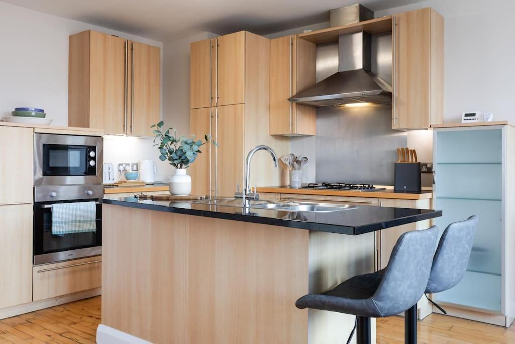 Modern Penthouse 2 Bed, 2 Bath Sleeps 6 Centre * Belfast