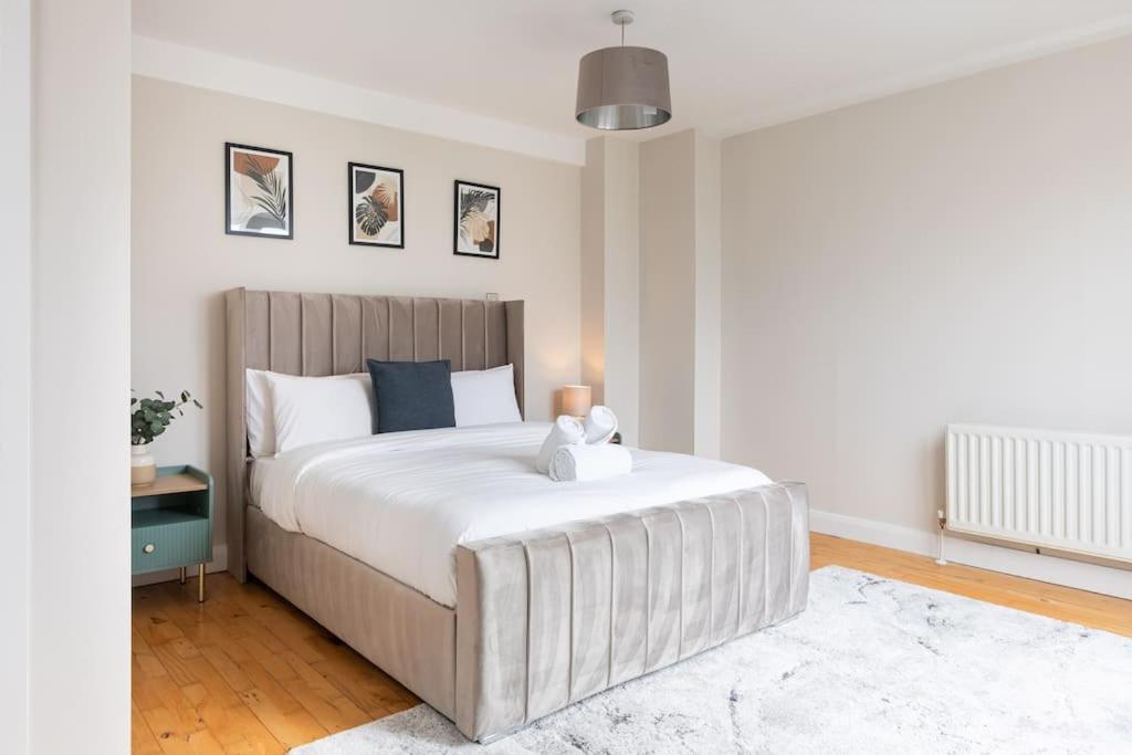 Modern Penthouse 2 Bed, 2 Bath Sleeps 6 Centre