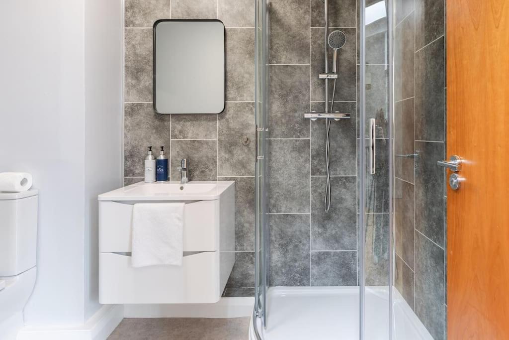 Apartment Modern Penthouse 2 Bed, 2 Bath Sleeps 6 Centre