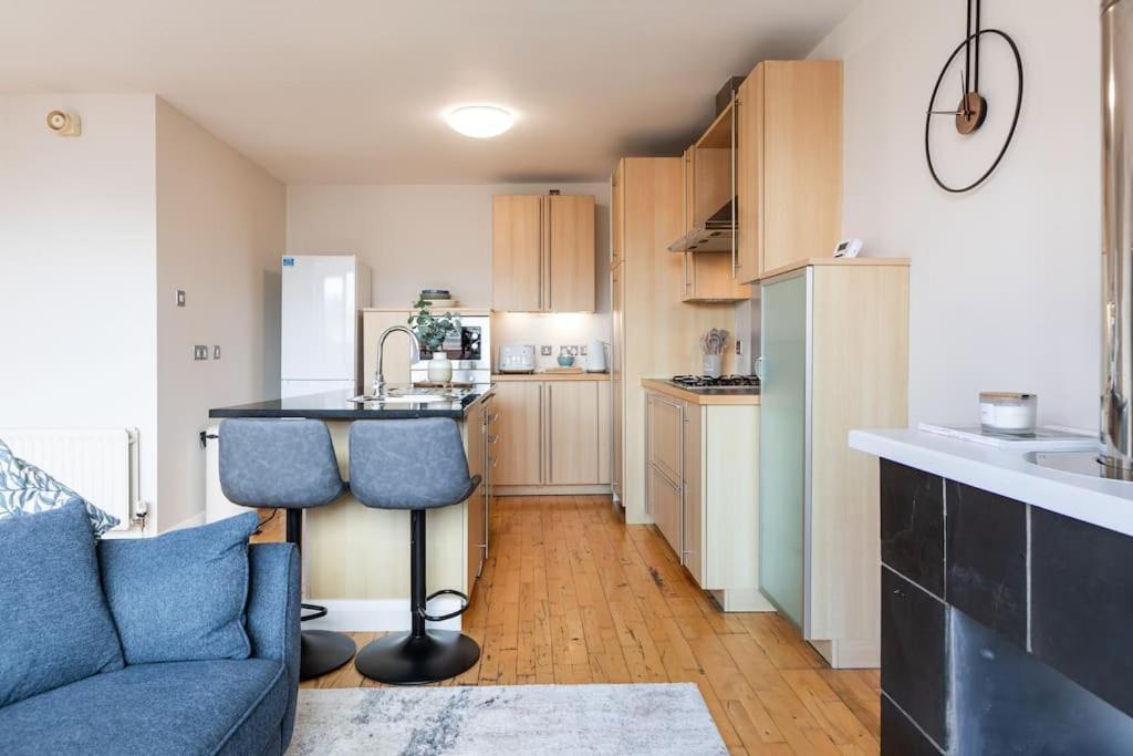 Apartment Modern Penthouse 2 Bed, 2 Bath Sleeps 6 Centre *