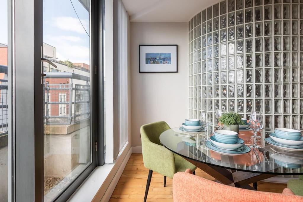 Modern Penthouse 2 Bed, 2 Bath Sleeps 6 Centre Belfast