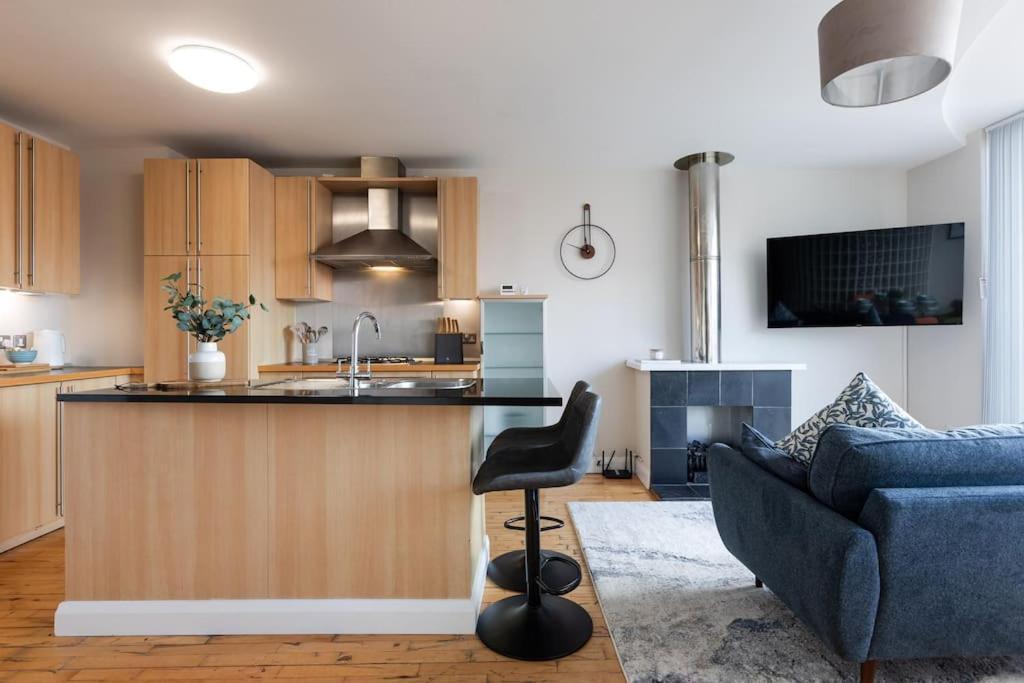 Modern Penthouse 2 Bed, 2 Bath Sleeps 6 Centre Apartment