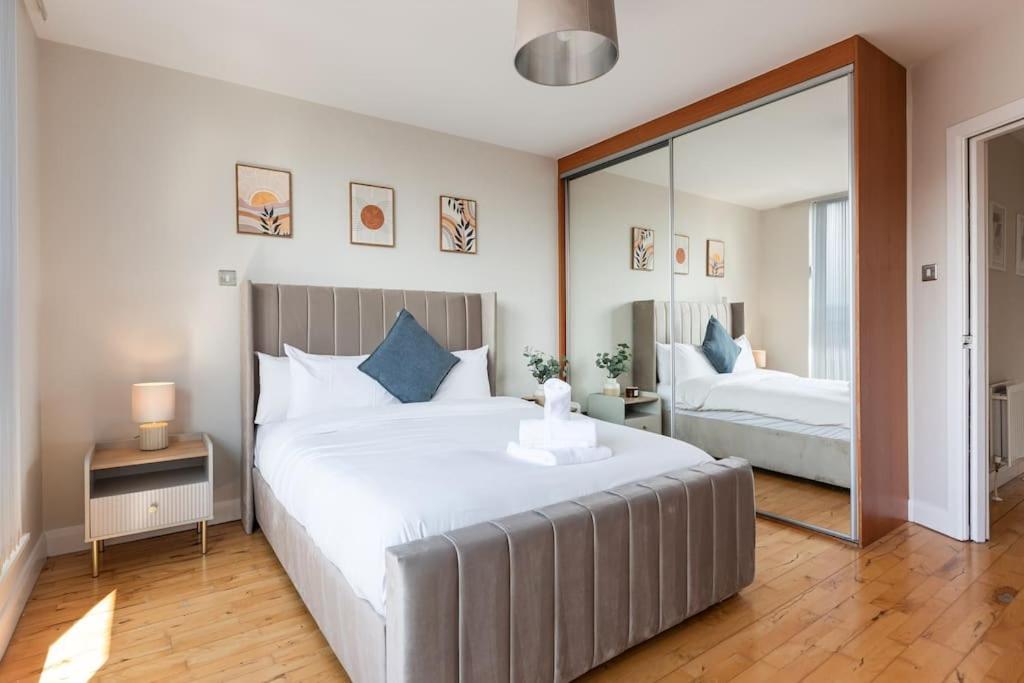Modern Penthouse 2 Bed, 2 Bath Sleeps 6 Centre Apartment *